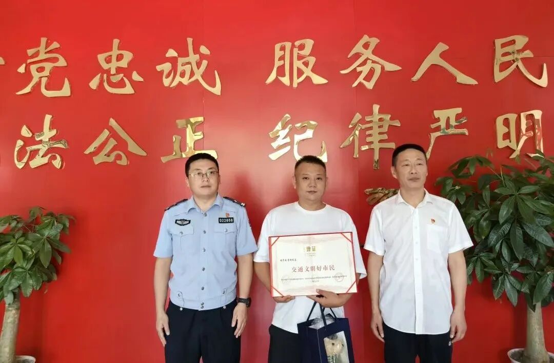 貨車隧道起火濃煙滾滾，他們果斷出手，多方緊急救援......