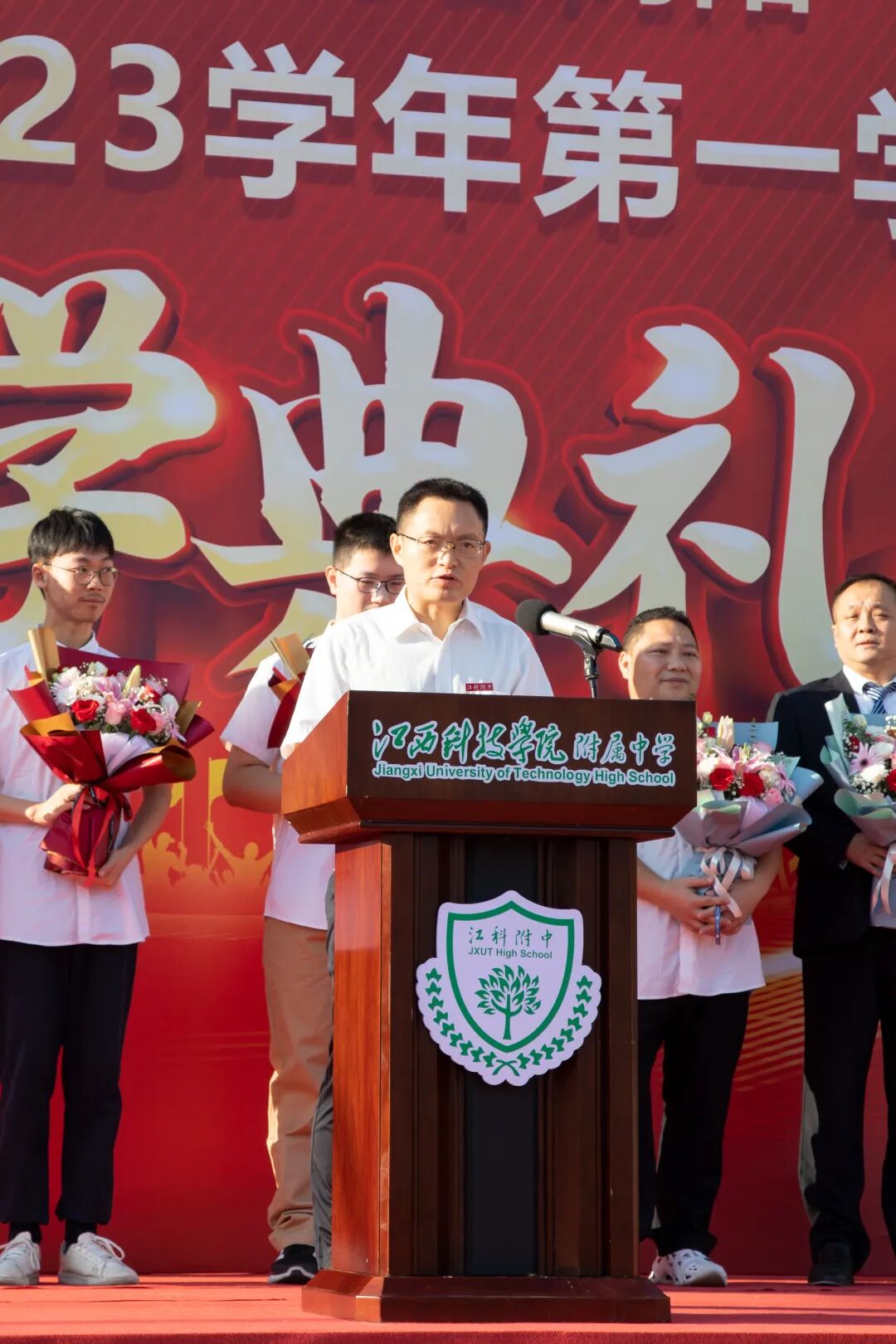 江科附中2022年秋季开学典礼校长新学年致辞扎根向下青春向阳