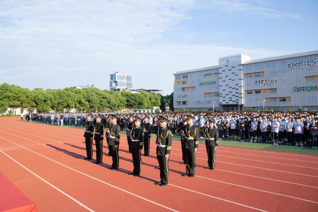 江科附中2022年秋季开学典礼校长新学年致辞扎根向下青春向阳