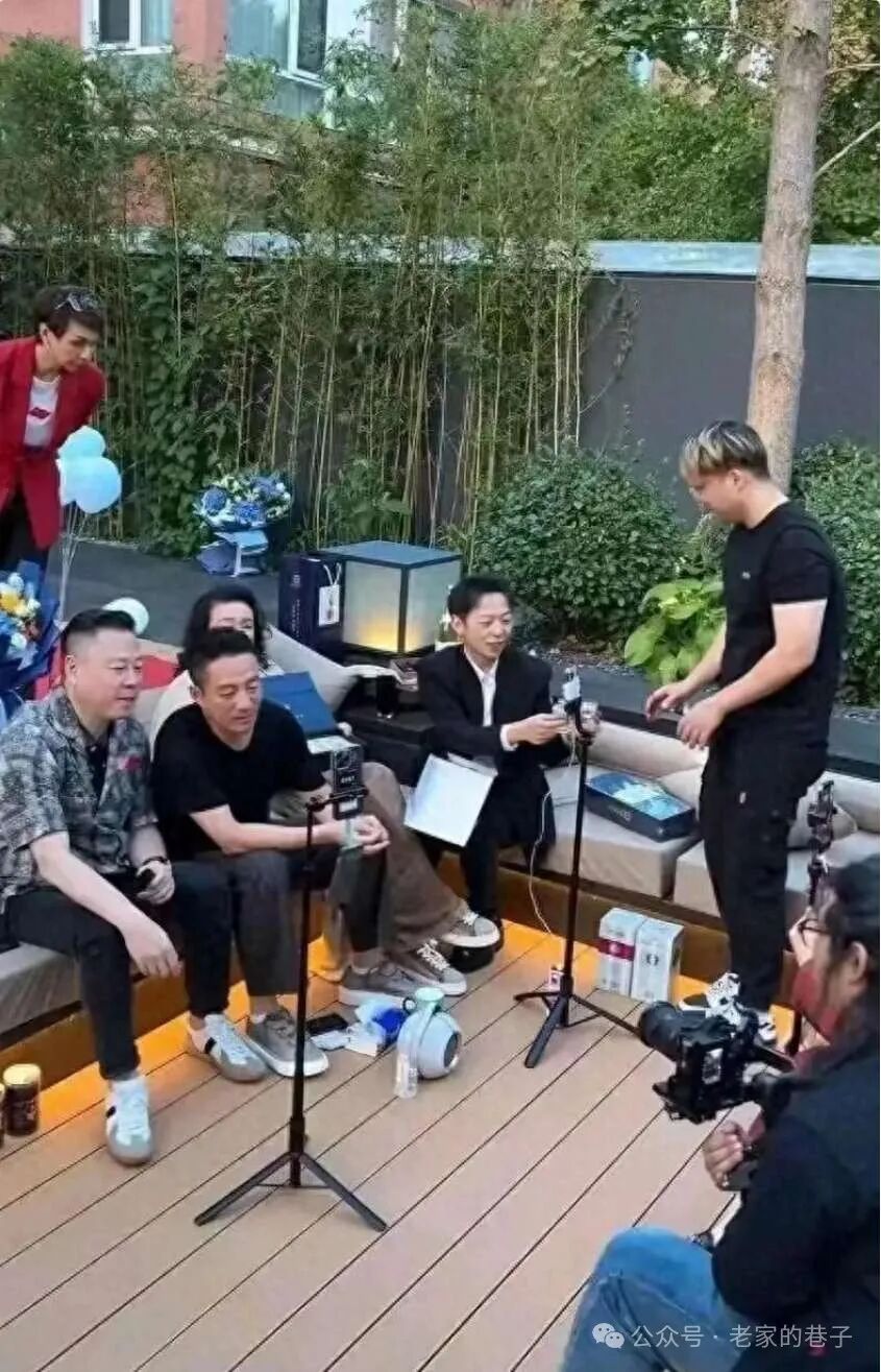 张兰汪小菲团聚共餐，气氛温馨