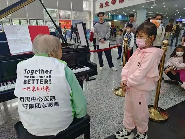 钢琴奶奶与小女孩互动