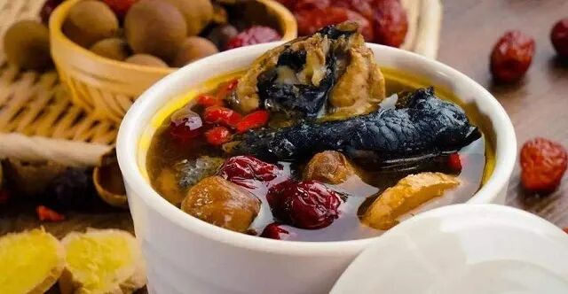 冬季养生食谱《枸杞炖乌鸡汤》