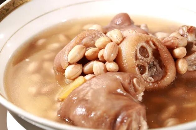 冬季养生食谱《花生炖猪蹄髈》