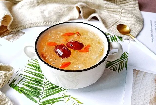 冬季养生食谱《枸杞银耳羹》
