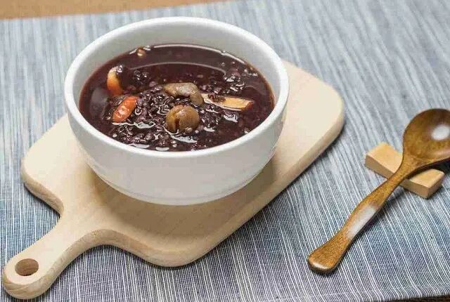 冬季养生食谱《黑米桂圆粥》