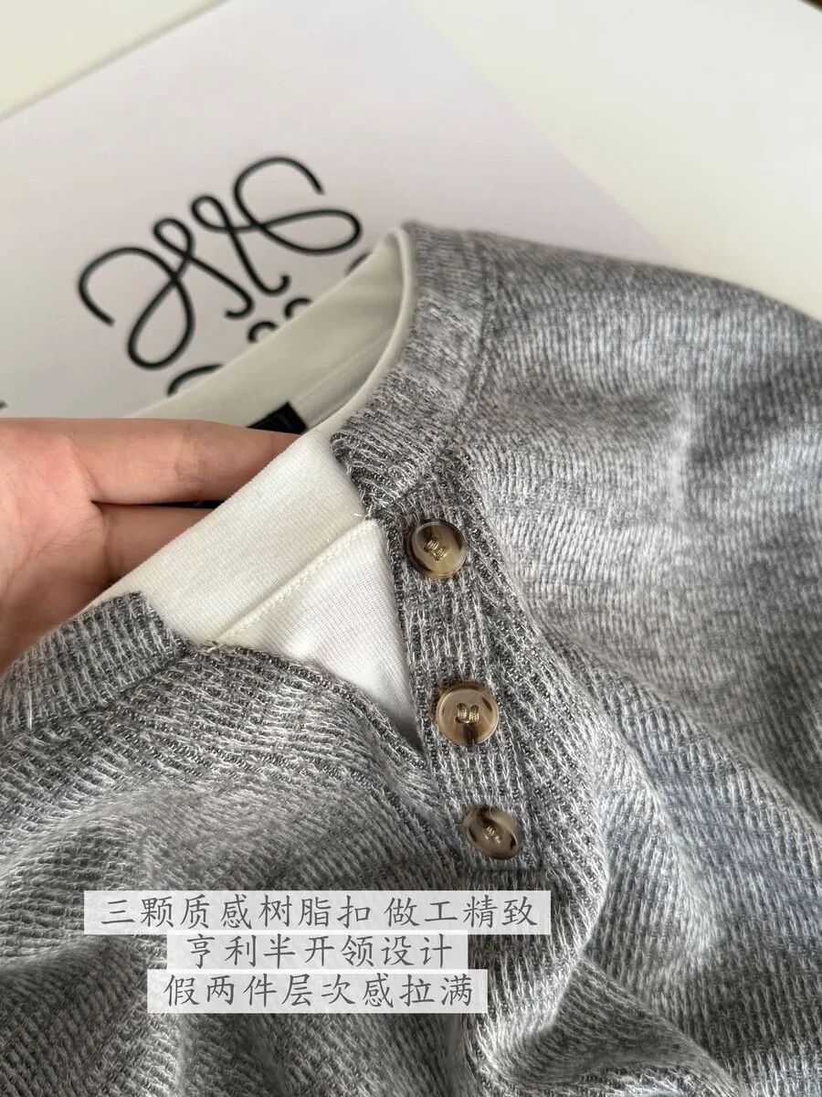 三粒扣撞色衬层细节