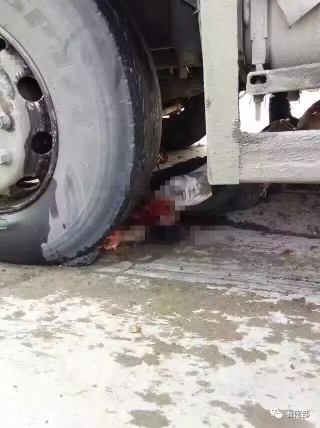 南充一男子被大货车卷入车底,左腿碾成肉泥!【视频】