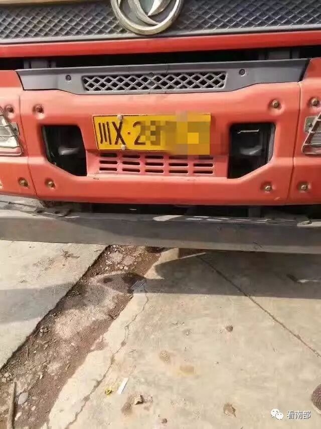 南充一男子被大货车卷入车底,左腿碾成肉泥!【视频】