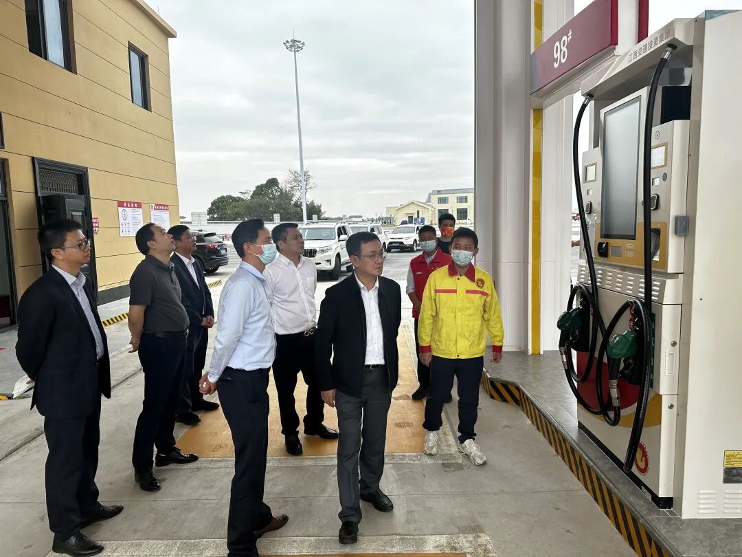 集团党委委员、副总经理吴克海到大广高速（扩容信丰西服务区加油站察看指导