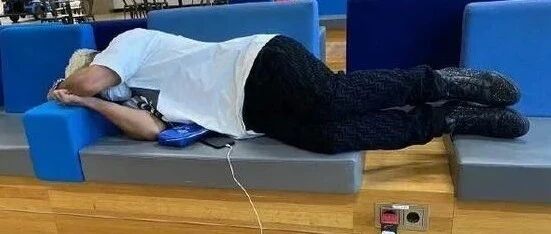 从 “徐新入港” 到 “国富炮轰” ，究竟谁在给国家队添乱？