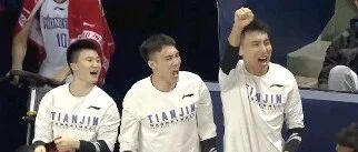 天津男篮爆冷击败北京，三连胜后有希望杀入季后赛了……