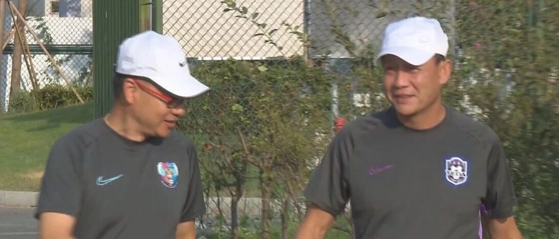 赛前拉着吴金贵聊了聊天，接下来就看宝山如何神奇 “救火” 了……