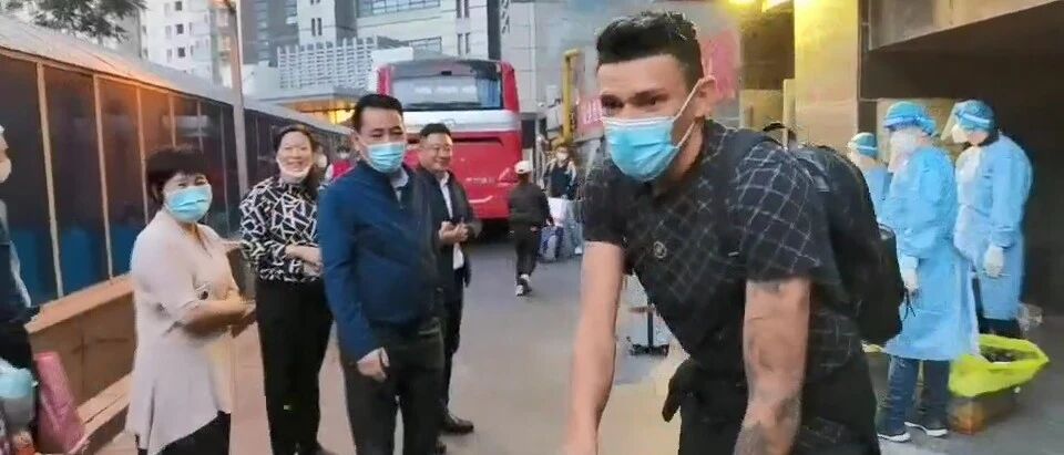 苏亚雷斯解除隔离！身价与他相差 12 倍的利马慌吗？