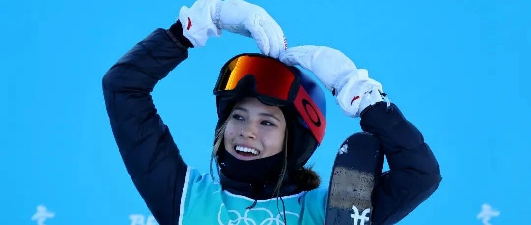 以最高分夺冠的谷爱凌，在发布会上的表现同样无懈可击！