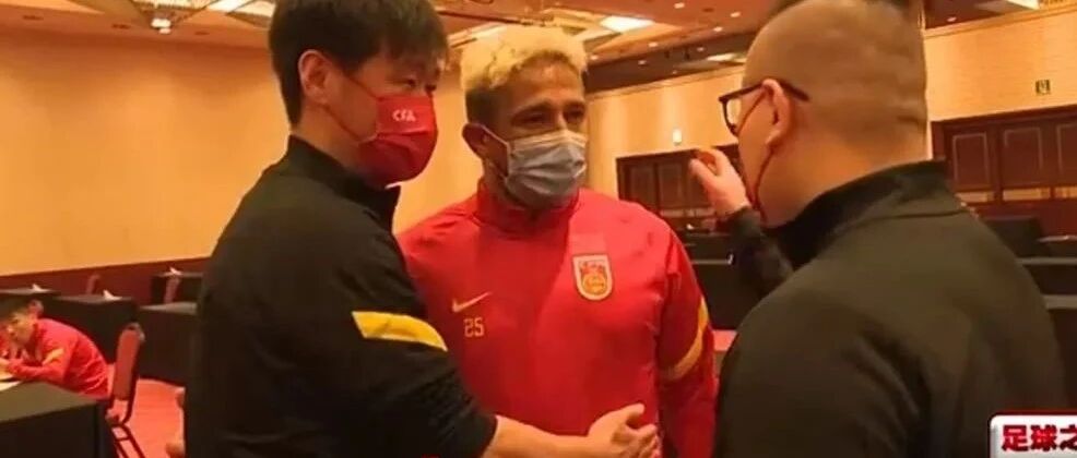 比赛还没踢，李霄鹏已经赢了……