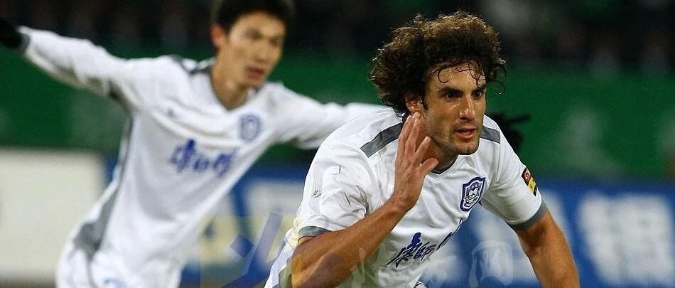 十年前他横空出世，从此成为津门球迷心中的 “战神” ！