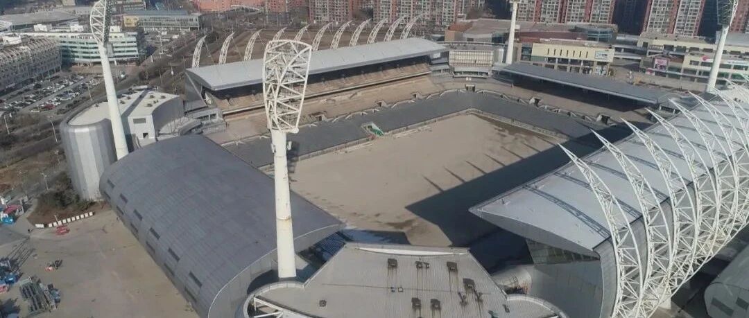 滨海足球场旧貌正在换新颜！津门虎小胜国青，于根伟与球队会合