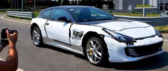 法拉利Purosangue 一台加高的跑车