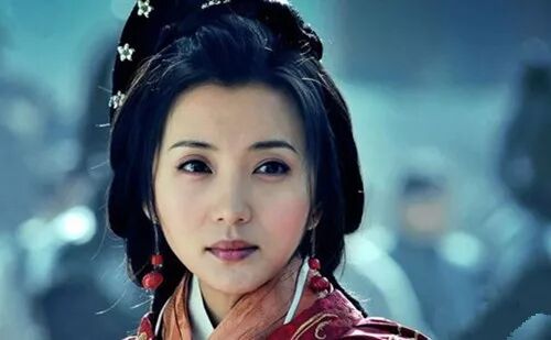 吕布,关羽之外,刘备成功的时候马有的卢,老婆是小他一辈的孙尚香;曹操