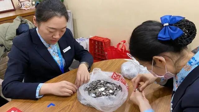 无锡分行锡山支行为客户兑换大量一角硬币获好评