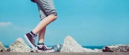 坚持走路，到底是健身还是伤身？做错4件事，“长寿步”变“减寿步”！正确步态这样走