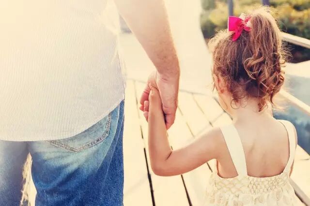 女儿忽然说“自己看到了鬼”，这个爸爸的回应方式价值百万！