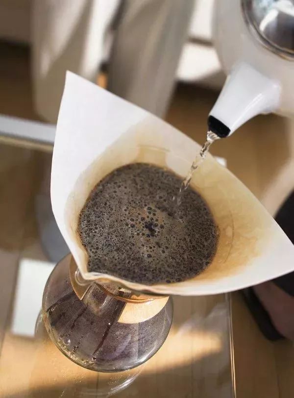 期很长是因为包装里填充了氮气,但当你回家打开包装时,咖啡会加速变质