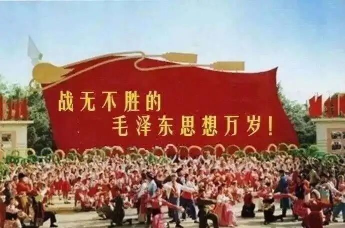 抗美援朝战争，是毛主席军事思想的胜利，是毛主席政治思想、文化思想的胜利！“毛泽东思想化”的人民军队是战无不胜的——军民团结如一人，试看天下谁能敌！
