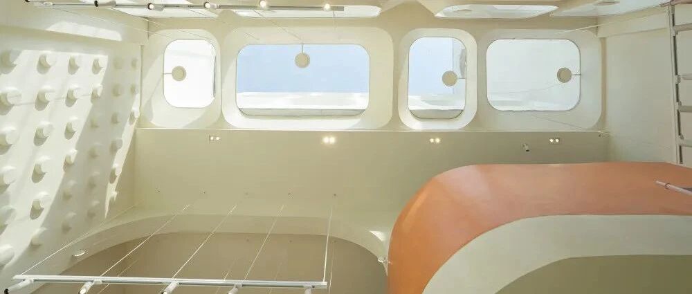 渗入彩色模块的旗舰店设计