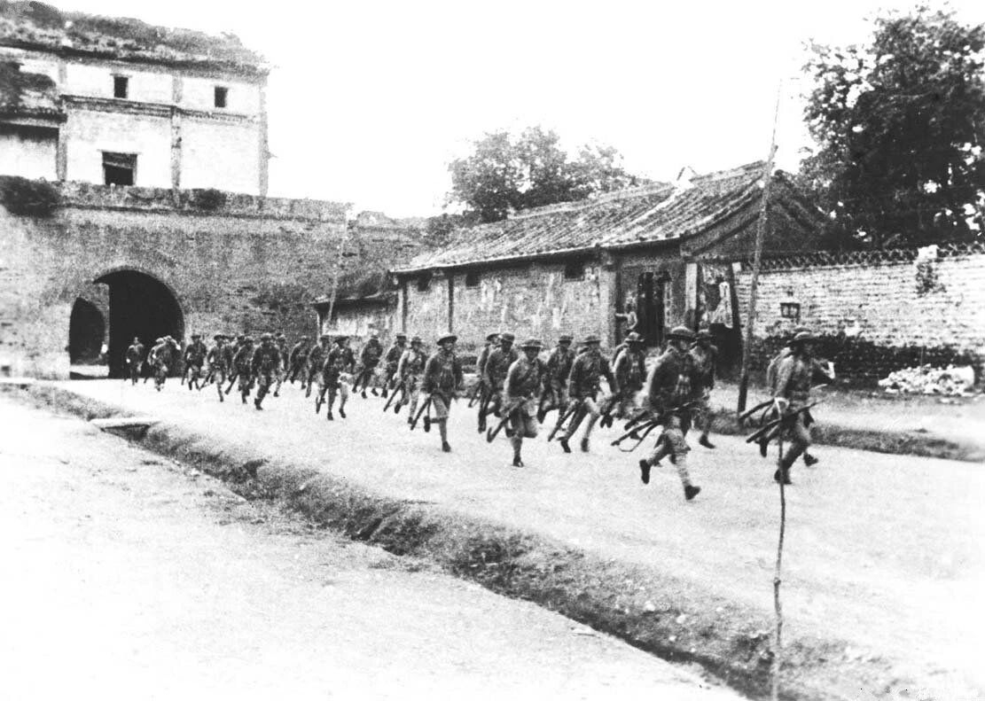 国军士兵跑出宛平城