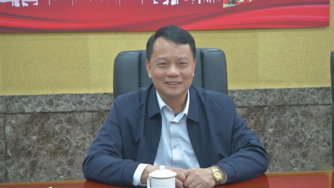 区长伍文到部分机关单位企业送祝福鼓干劲