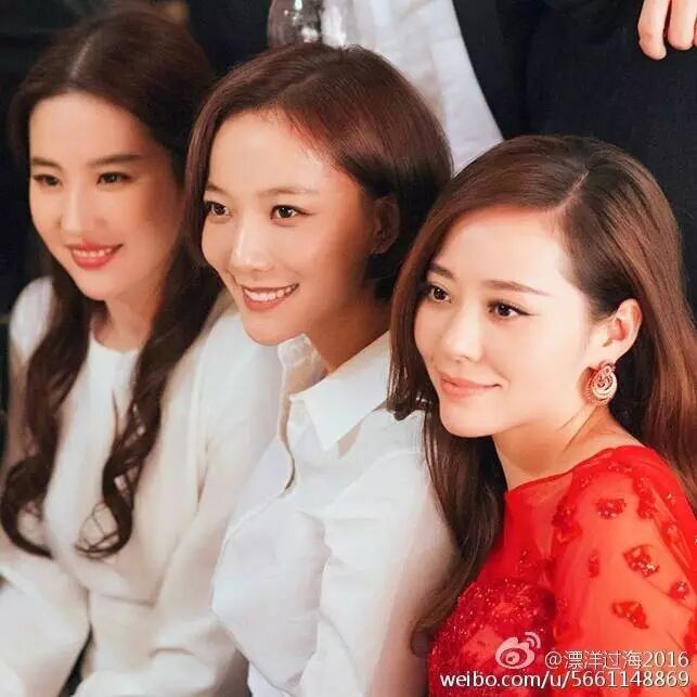 安以轩请的伴娘果然是她们明星婚礼现场总有一群盛世美颜