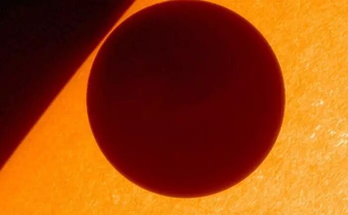 2012年6月5日,nasa/jaxa的日出卫星拍摄到的金星凌日.