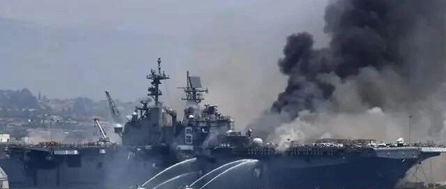 起火的美军准航母可能没救了！消防队长：大火估计要烧好几天