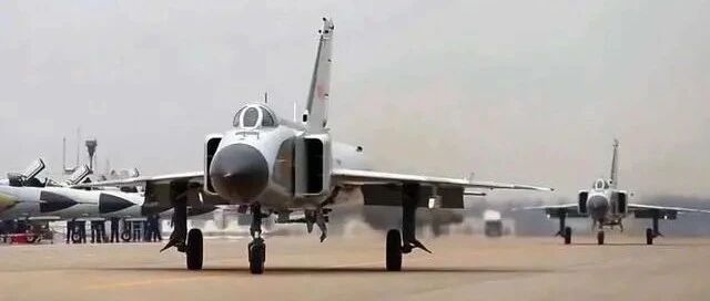 中国军迷真幸福：再不用幻想歼8枪挑F22，现代级打航母