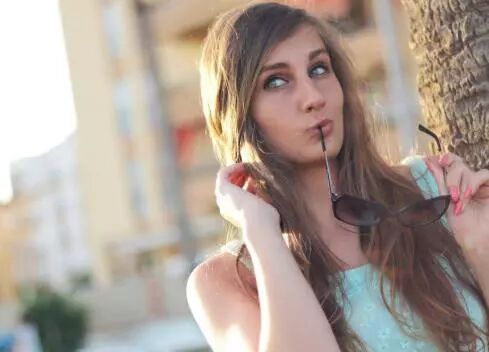 头发长期出油，是什么原因引起，如何改善头发出油