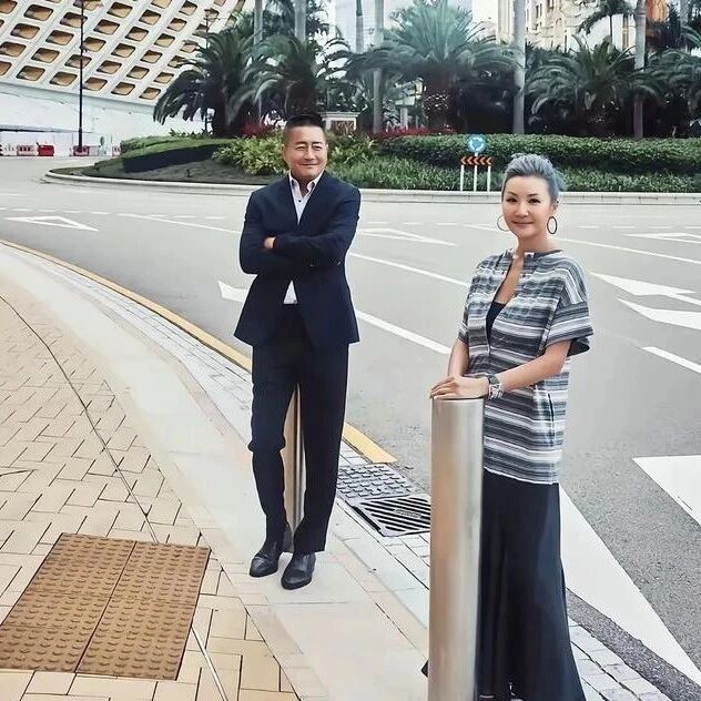 高曙光和夫人合影 他目光一直在夫人身上 脸上带着笑 眼神里全是爱意