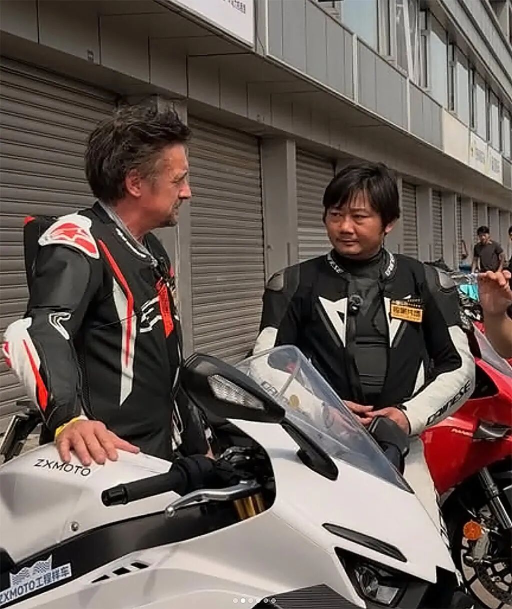 Zhang chats with British television personality Richard Hammond at an overseas event. Photo: Instagram/ ZXMOTO