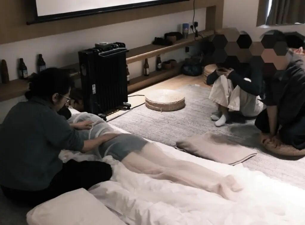 A so-called intimate touch therapist gets down to work on a client. Photo: www.xiaohongshu.com