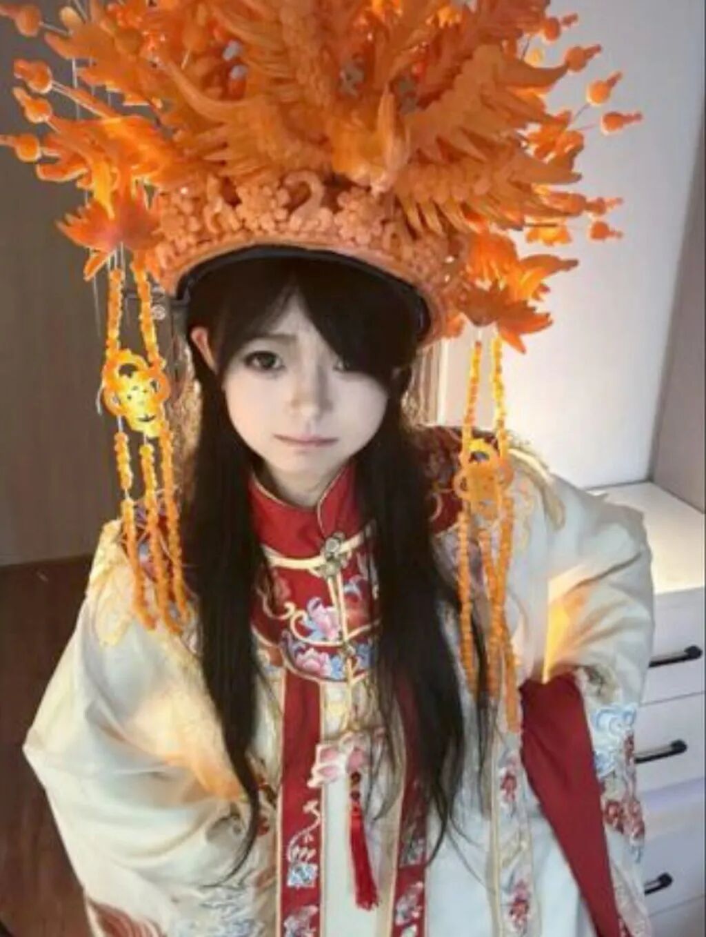 Chen models a striking item of headgear she fashioned out of the vegetable. Photo: Weibo