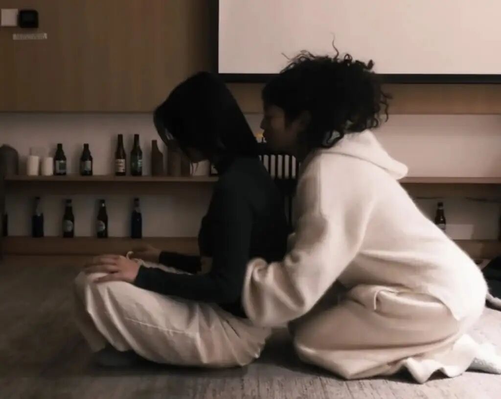 The above client receives a hug from behind from a therapist. Photo: www.xiaohongshu.com