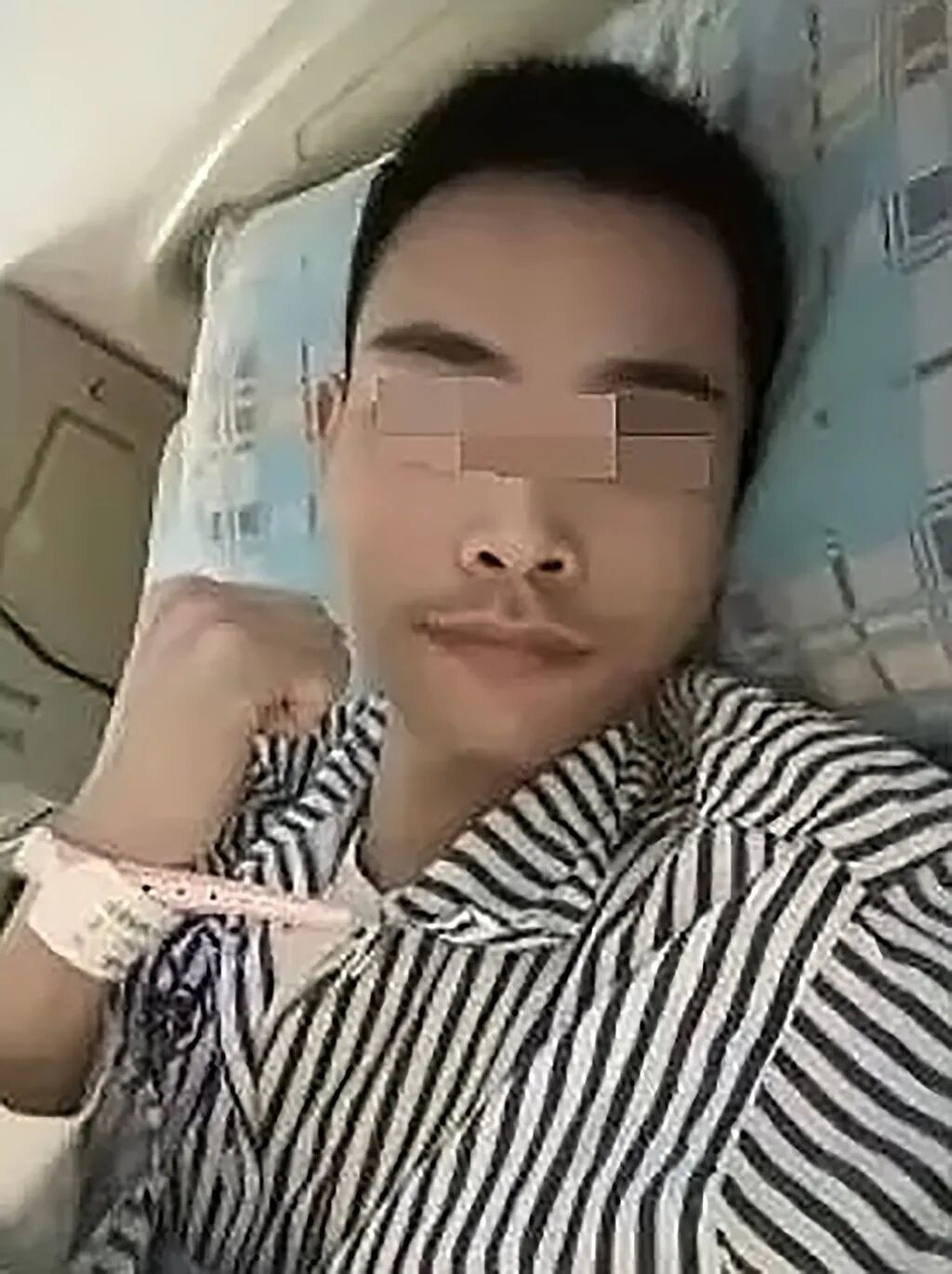 Cancer-stricken Pan pictured, above, in a hospital bed, has thanked Zhang for his offer. Photo: the paper.cn