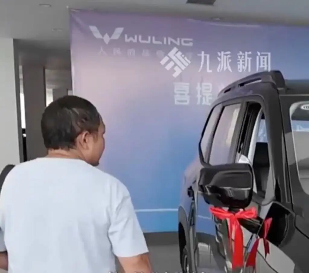 When his employer Meituan learned of his wish to buy his father a minivan, the company fulfilled it for him. Photo: ycwb.com