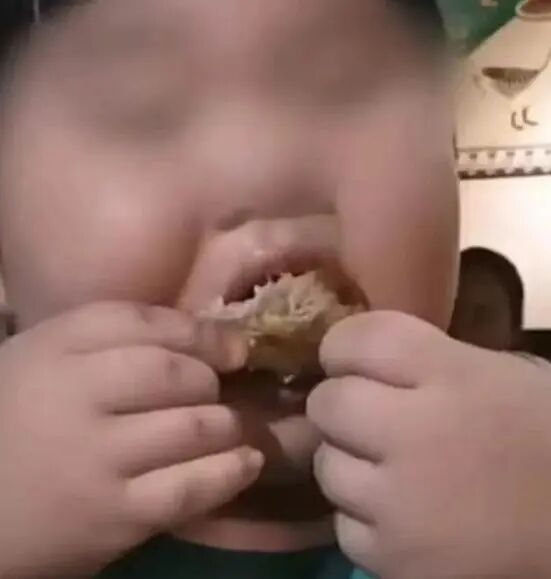 CCTV Exposes Child Exploitation for Online Traffic ： 3-Year-Old Fed to 35kg