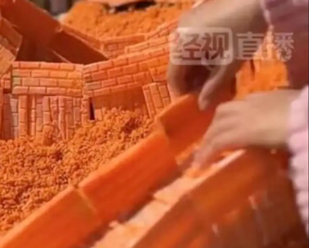Chen Qin in the process of making her sculpture of the Great Wall. Photo: Weibo