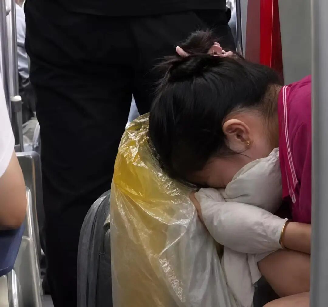 AirAsia Flight AK1516 Odor Incident ： Passenger Defecates Near Seat on Malaysia-Shanghai Route