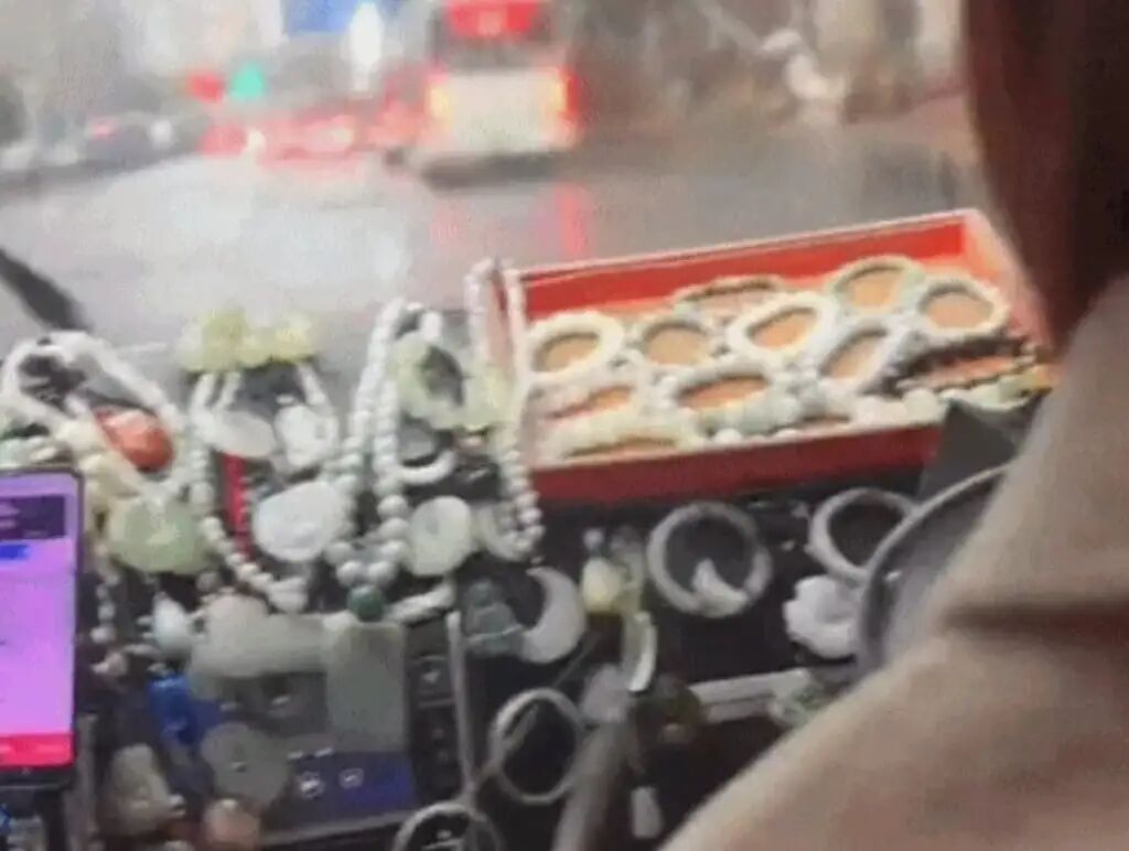 One taxi driver even sells a range of jade products in his car. Photo: QQ.com
