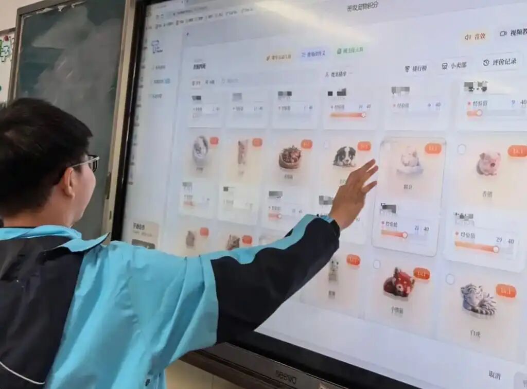 A school pupil uses an interactive screen to choose his digital pet. Photo: baijiahao.baidu.com