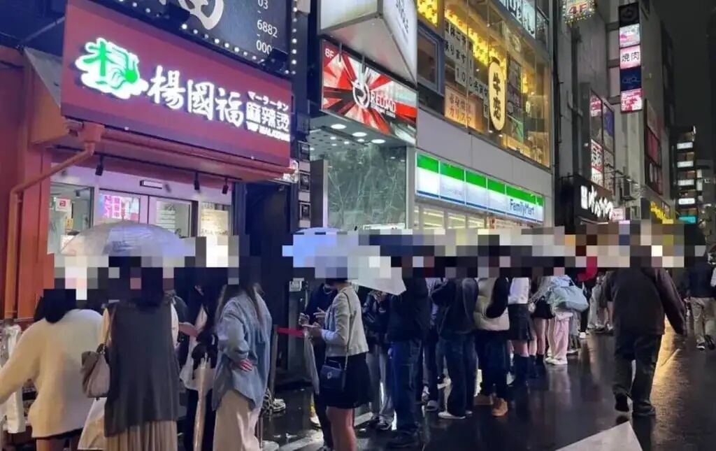 Diners queue up outside a malatang restaurant in the rain. Photo: ifeng.com