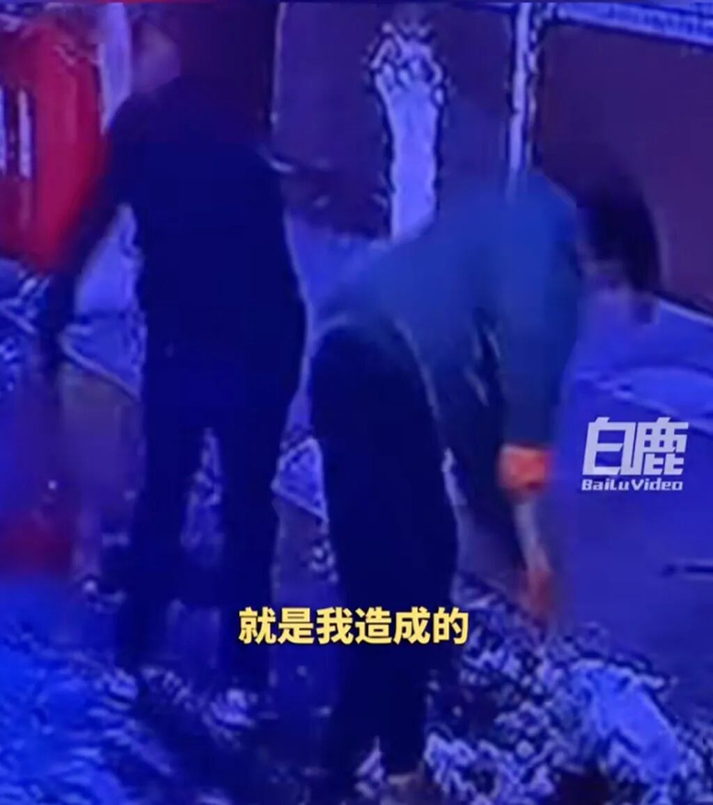 Wang's mother and father were seen removing the ice from the road outside in the early morning. Photo: Douyin